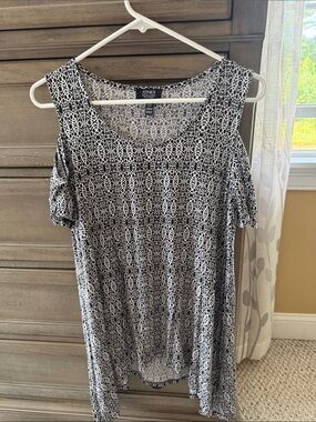 Jones New York Black and White Cold-Shoulder Tunic with Geometric Print